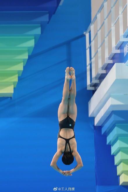 陈芋汐头名晋级十米跳台决赛