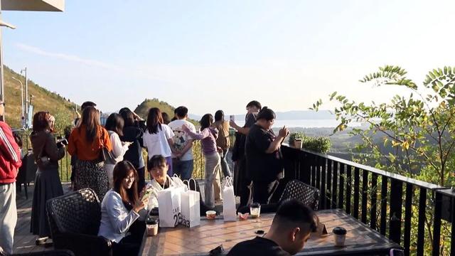 【蓟韵金秋】天津最美天路观景平台吸引游客观景打卡