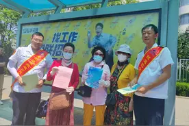 保护环境从我做起，青岛巴士志愿者走上站头捡垃圾图片