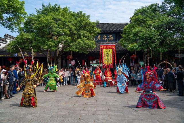 白天是南京，夜晚是金陵