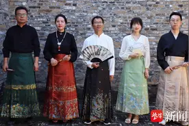 视频|时尚马面裙引领“家门口”就业，仪征村干部穿裙拍视频为企业和家乡代言图片