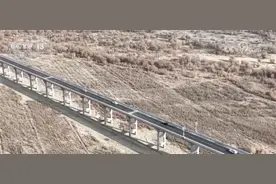 新疆第四条穿越塔克拉玛干沙漠公路建成通车 生态保护成亮点图片