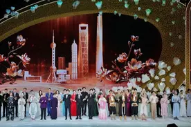 靳东从濮存昕手中接过“白玉兰”奖杯，陈津伟成全家第五位“白玉兰”得主图片