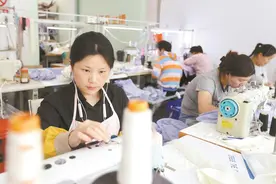 黄梅县依诺萱服饰加工厂吸纳“宝妈”就业图片