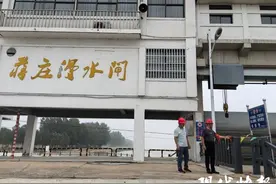 连云港守闸人：行洪时吃方便面和煎饼，洗漱用河水图片