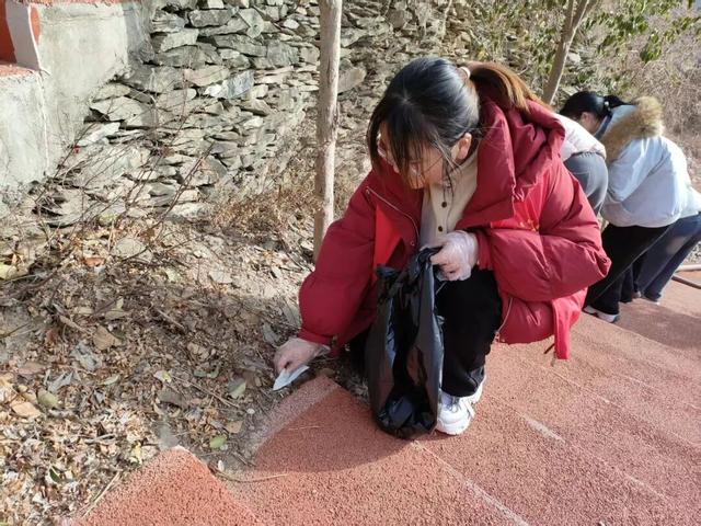 【青春护绿志愿行，环境焕新我先行】文县团委积极组织“返家乡”大学生参与环境卫生整治