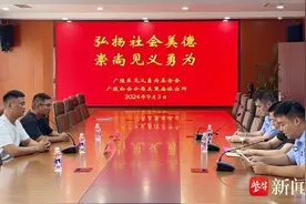 女子跳河轻生，他飞奔下水救人：事发紧急，没时间多想图片