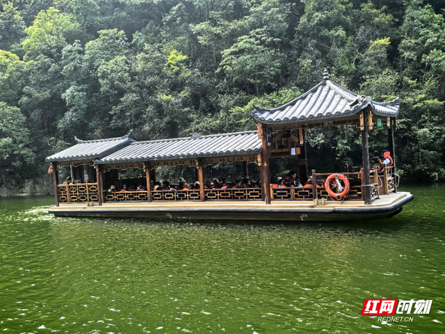 金秋细雨如织纱 张家界宝峰湖山水成画引客来