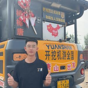 河北90后小伙开挖机游全国，途中帮环卫工清积雪：一路上也遇到特别多人帮助我