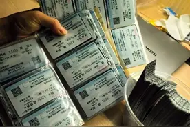 纸质车票将退出历史舞台。爱收集车票的女孩碎掉了，有人大学四年买了1斤火车票图片