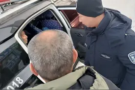 八旬老人雪天迷路 大庆民警护送“归途”图片