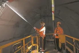 凌晨检修“第一隧”图片