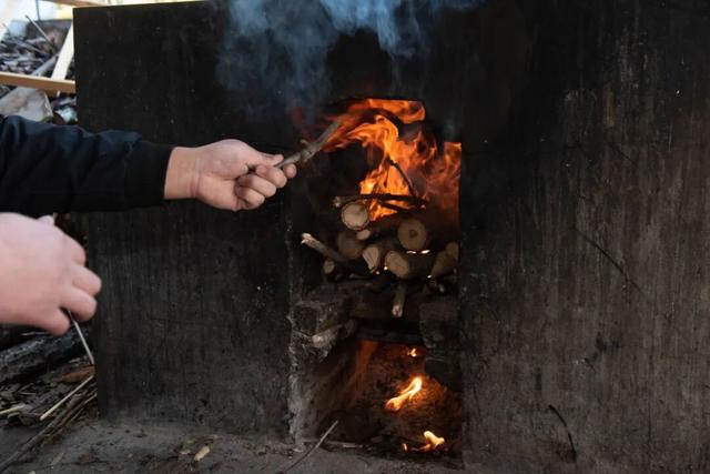何处红叶醉人眼？何物最暖游子心？