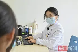 女孩总是边看视频边录屏，还反复观看，竟患上强迫症图片
