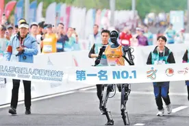 “天工”机器人半马夺冠图片