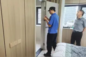 将办公用房改造成住宅出售，私建卫生间、淋浴室导致漏水！罚！图片