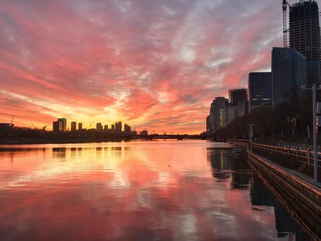 绝美朝霞来了！风歇月晕笼，霞流江泛红