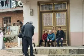 江西一对夫妇照顾邻居近30年 将其户口迁到自家户下还供其儿子读研究生图片