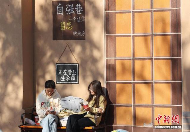 创意墙绘点亮银川老街 成城市文旅新名片