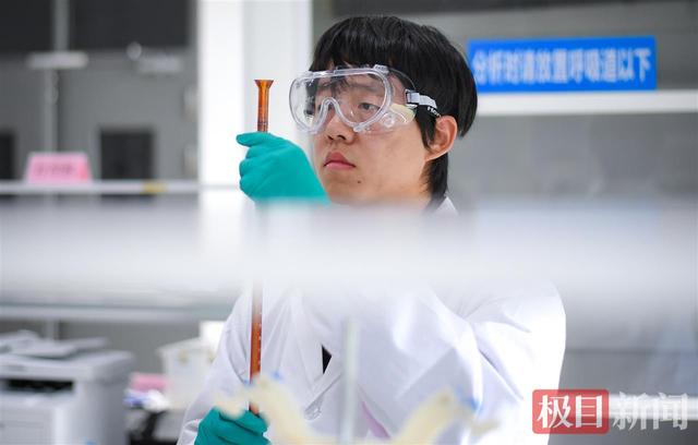 组图|60双专注眼神“探寻真实数据”，湖北化学检验员决赛燃动江城