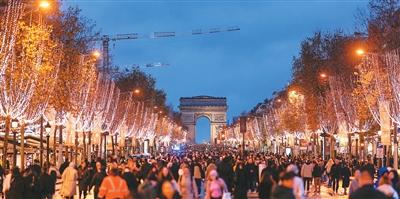 法国巴黎灯光璀璨（环球掠影）