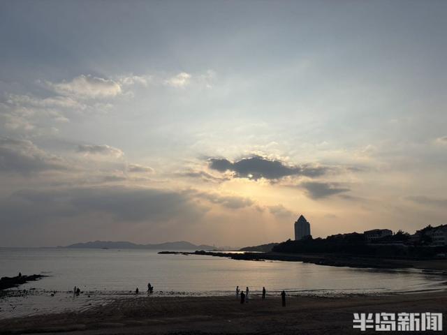 落日穿云洒海面，定格海滨温柔