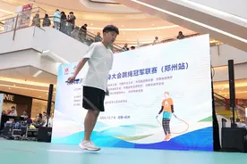近千跳绳达人 郑州较量“绳技”图片