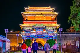 “天下第一雄关”今夜点亮，巍峨长城如同绚丽彩带图片