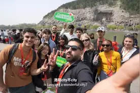 30余位国际青年游洛阳 “旅读”龙门石窟图片