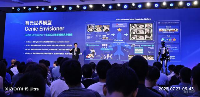 AI热爆了！日行3万步都跑不完WAIC，机器人展区水泄不通