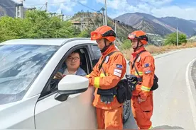 消防员重返雅江大火现场执勤——用青春力量守护森林安全图片