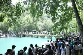 “高颜值”“精服务”助推旅游持续火爆！荔波五一假期第二天破10万人次图片