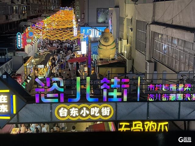 夜游台东小吃街：人潮涌动，烟火升腾