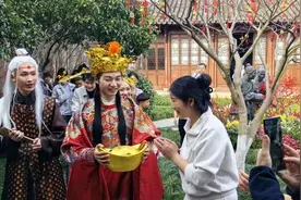 杭州西湖上演“迎财神”民俗巡游 “湖上婚礼”同步举行图片