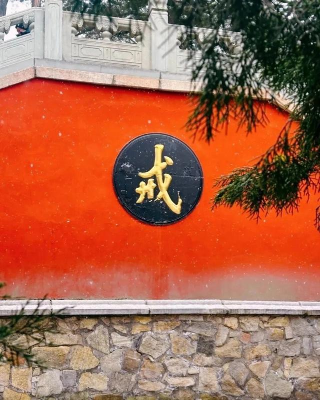 雪落千年古刹，别是一番诗情画意