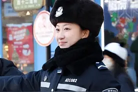 哈尔滨警花中央大街执勤被游客合影走红，当事人：当过美术老师，从小就觉得当警察很酷图片