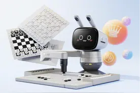 象棋围棋五子棋，商汤发布家用四合一下棋机器人图片