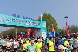 万名马拉松爱好者鹤壁开跑图片