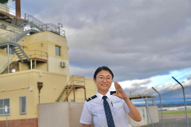 从文科生、空姐到飞行员，她飞出了一条“自我掌控”的轨迹