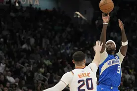 雄鹿上半场轰进18记三分球 追平NBA历史纪录图片
