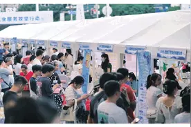 广西桂林市秀峰区把31个招聘摊位摆进热门商圈图片