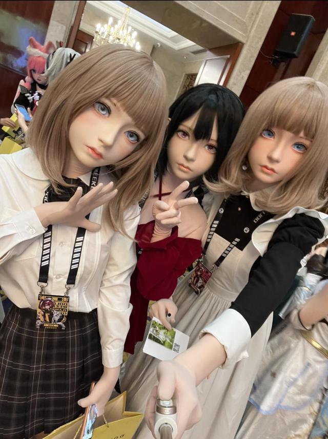 卖价过万的「大头娃娃」，成了「痛系」年轻人的新型奢侈品