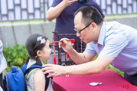 开学报到啦！成都中小学用满满的仪式感迎接孩子们，部分区域发布学校停车攻略→图片