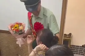 山东聊城：武警战士退伍返乡给母亲惊喜，母子两人激动相拥。@嘉伟也想打篮球图片