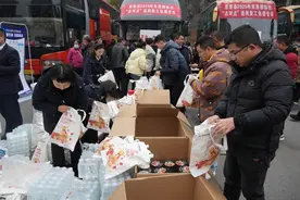 贵州铜仁：“点对点”专车护送 护航务工人员返岗就业图片