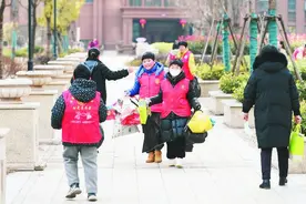 合肥新站高新区：小小志愿者走进小区清捡垃圾图片