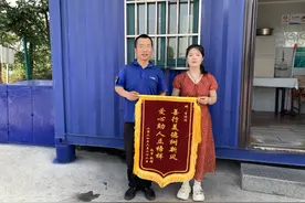 路遇女孩摔伤，青岛公交司机真情呵护获赠锦旗图片