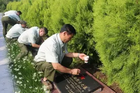9名荣立一等功的退伍老兵相约为烈士碑“描红”图片