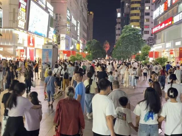 马鞍山山顶限流、螺蛳粉店排长队！此刻的柳州，人人人从从从众众众……