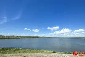 活力内蒙古｜湾湾碧水映草原图片